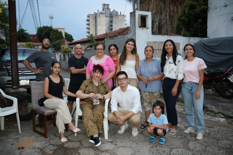 Reunión con vecinos del callejón La Encarnación en el marco de la actividad cultural CambiArte Asunción, proyectando una intervención urbana