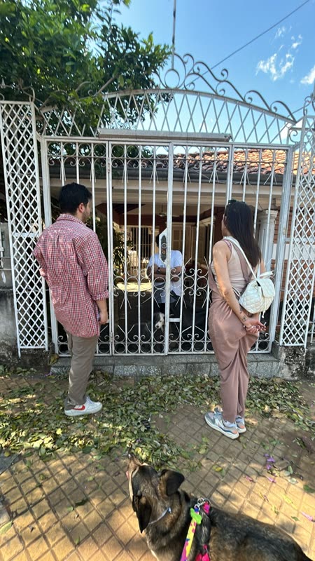 Sebas Garay y voluntarios recorriendo un barrio de Asunción casa por casa durante una caminata de campaña para presentar sus propuestas