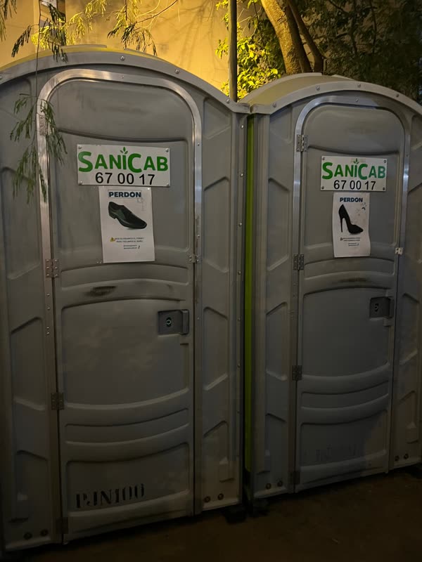 Entrega de baños portátiles en el espacio publico frente al Moco, parte de una alianza público-privada impulsada por la campaña de Sebas Garay para mejorar la infraestructura barrial