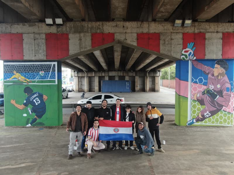 Mural conmemorativo al gol de J. Canale y la atajada de Orlando Gill pintado en el Viaducto de Madame Lynch con el arte de Victor Servin